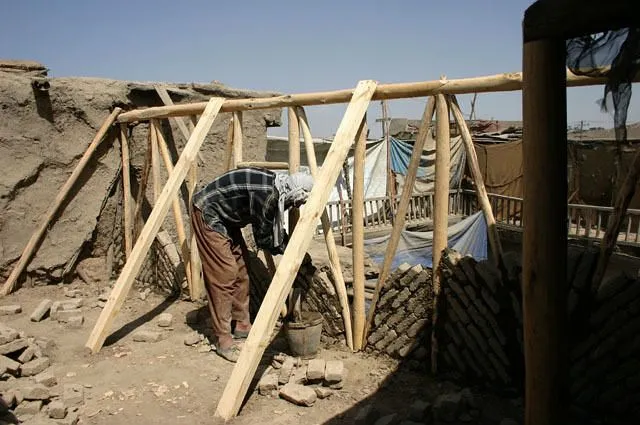 Filling of timber parapet frame frame with mud-bricks. "Amin House Restoration". https://www.archnet.org/sites/5585